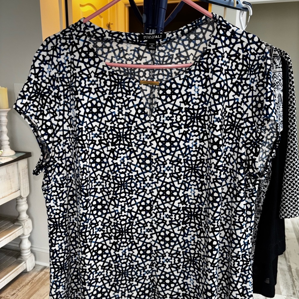 Roz & Ali Black and White Blouse with Short Sleeves
